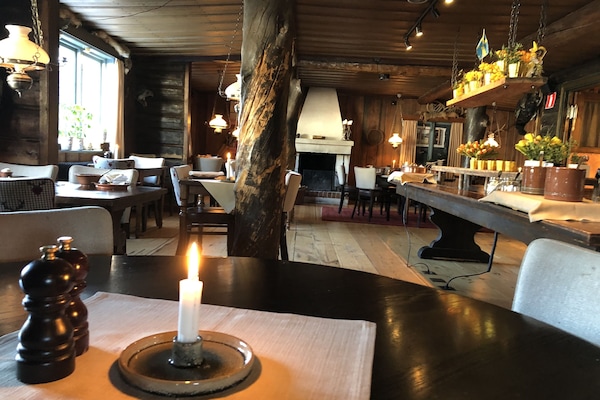 Serveert ontbijt en diner, Scandinavische gerechten