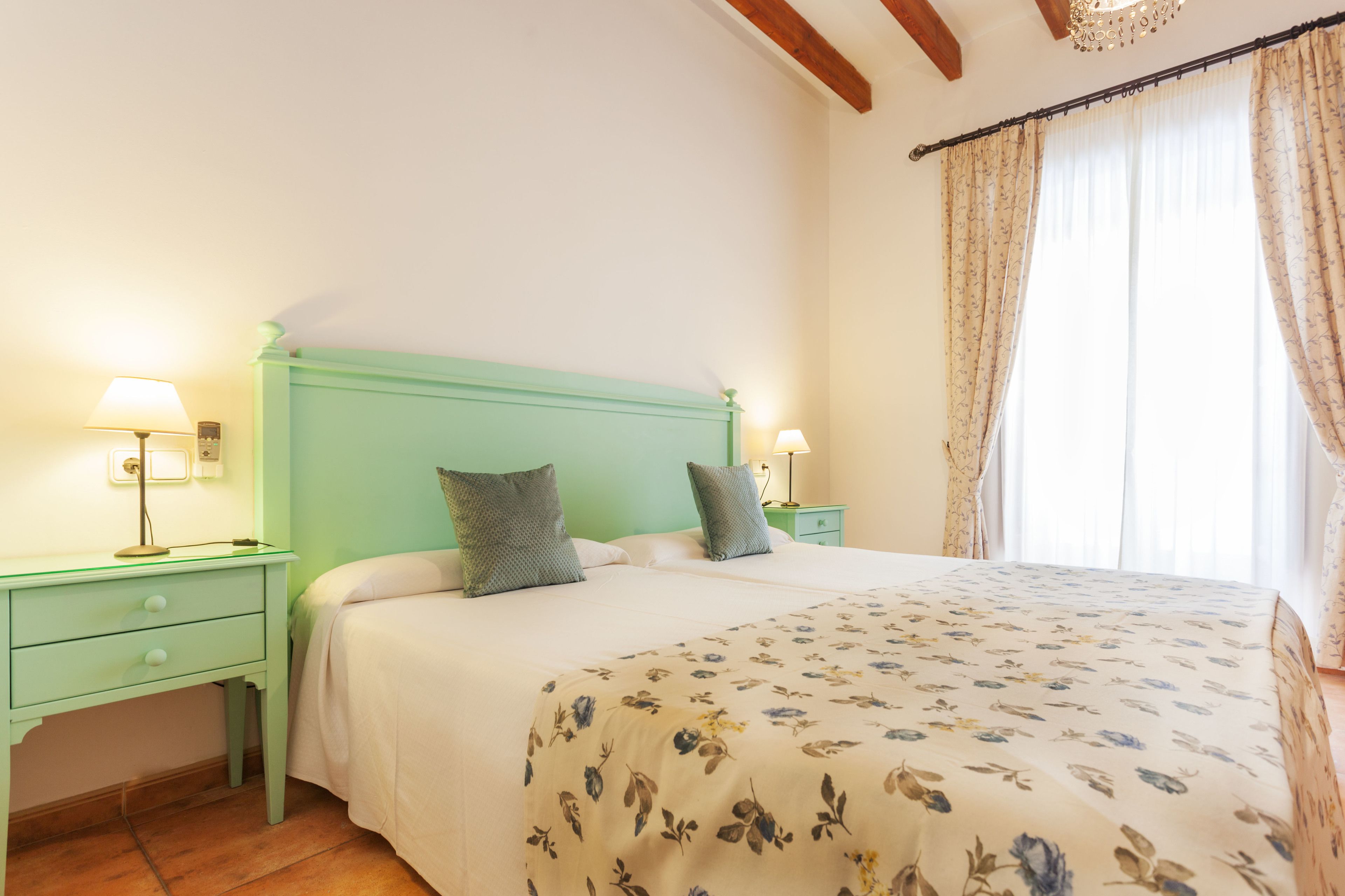 deluxe double room | in-room safe, desk, soundproofing, free wifi