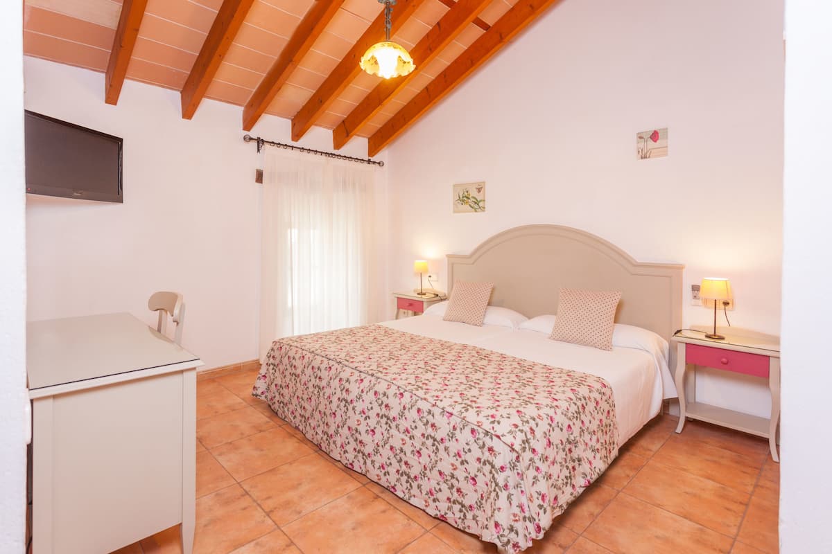 standard double or twin room | in-room safe, desk, soundproofing, free wifi