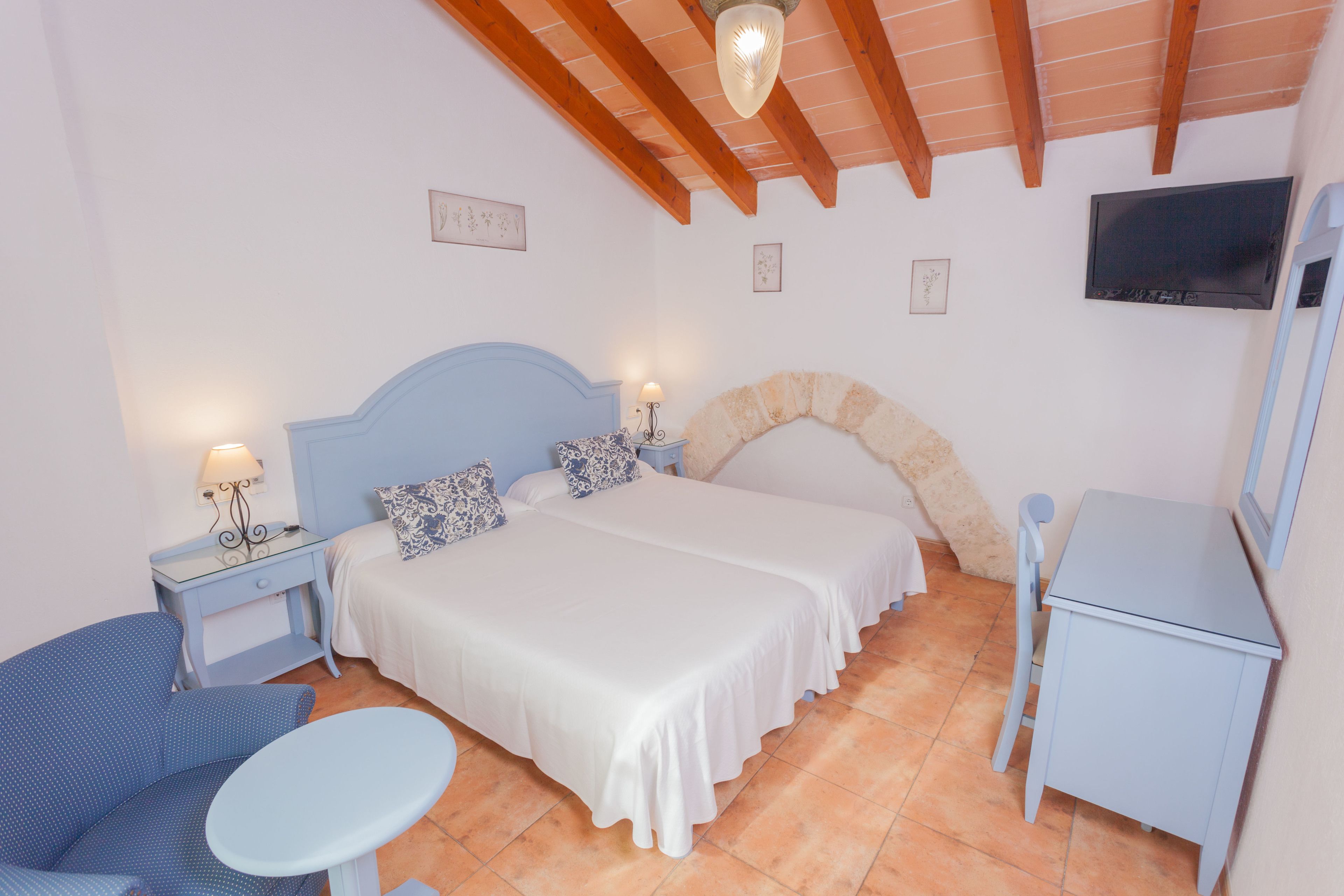 standard double or twin room | in-room safe, desk, soundproofing, free wifi