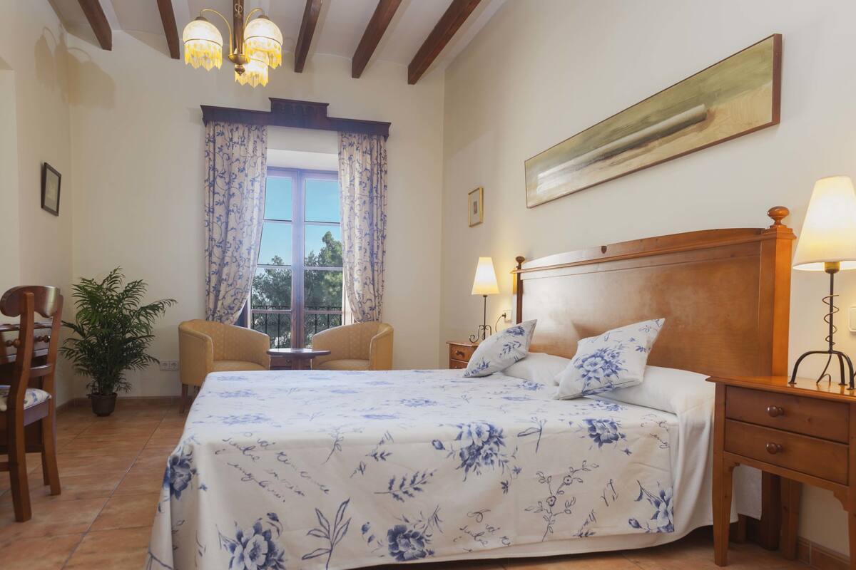 deluxe double room | in-room safe, desk, soundproofing, free wifi