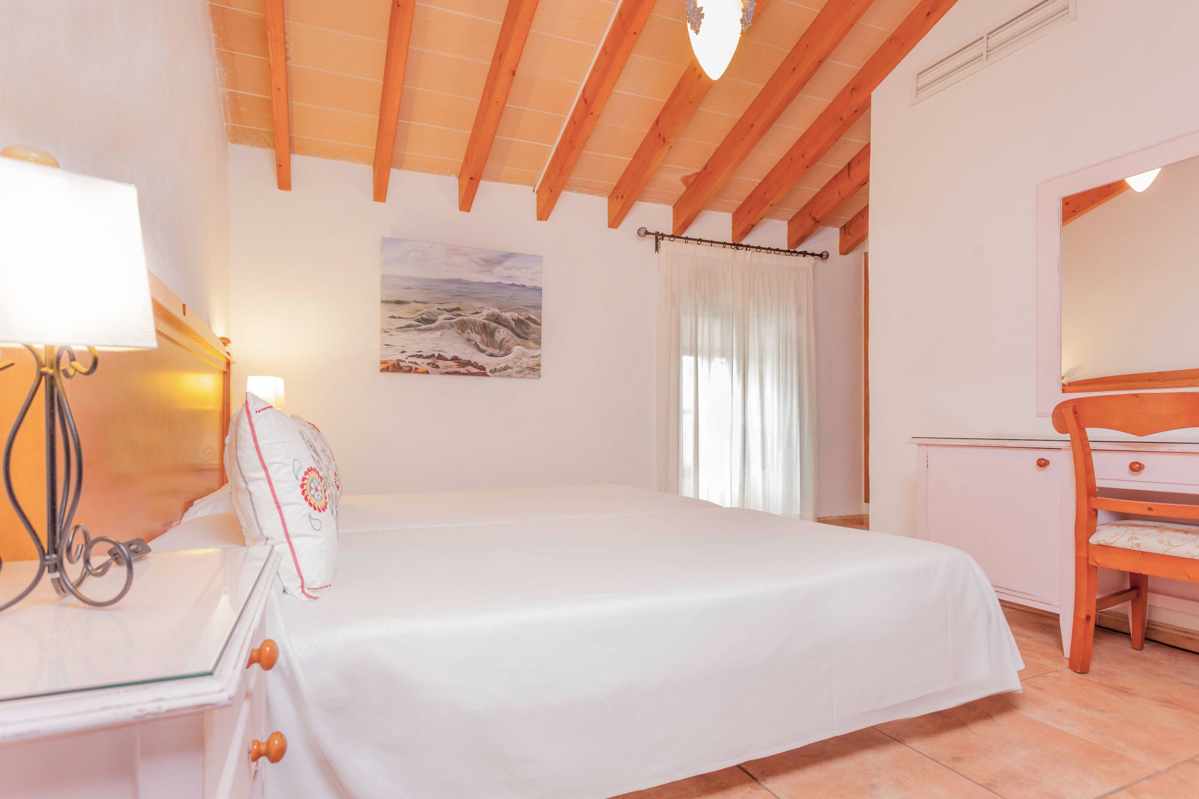 standard double or twin room | in-room safe, desk, soundproofing, free wifi