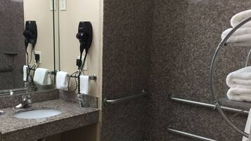 Tweepersoonskamer | Badkamer | Gratis toiletartikelen, een haardroger, handdoeken, zeep