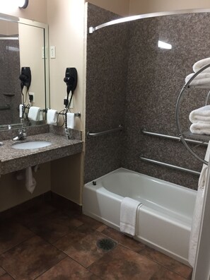 Double Room | Bathroom | Free toiletries, hair dryer, towels, soap - Scottish Inn & Suites (Houston)