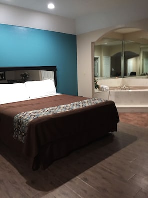 Luxury Single Room, 1 King Bed | Desk, iron/ironing board, free WiFi, bed sheets - Scottish Inn & Suites (Houston)