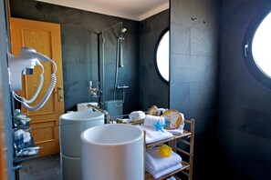 Ilmaiset hygieniatuotteet, hiustenkuivaaja, pyyhkeet