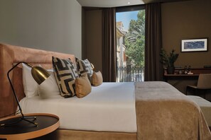 Suite Junior | Seprai premium, minibar, brankas, dan meja kerja