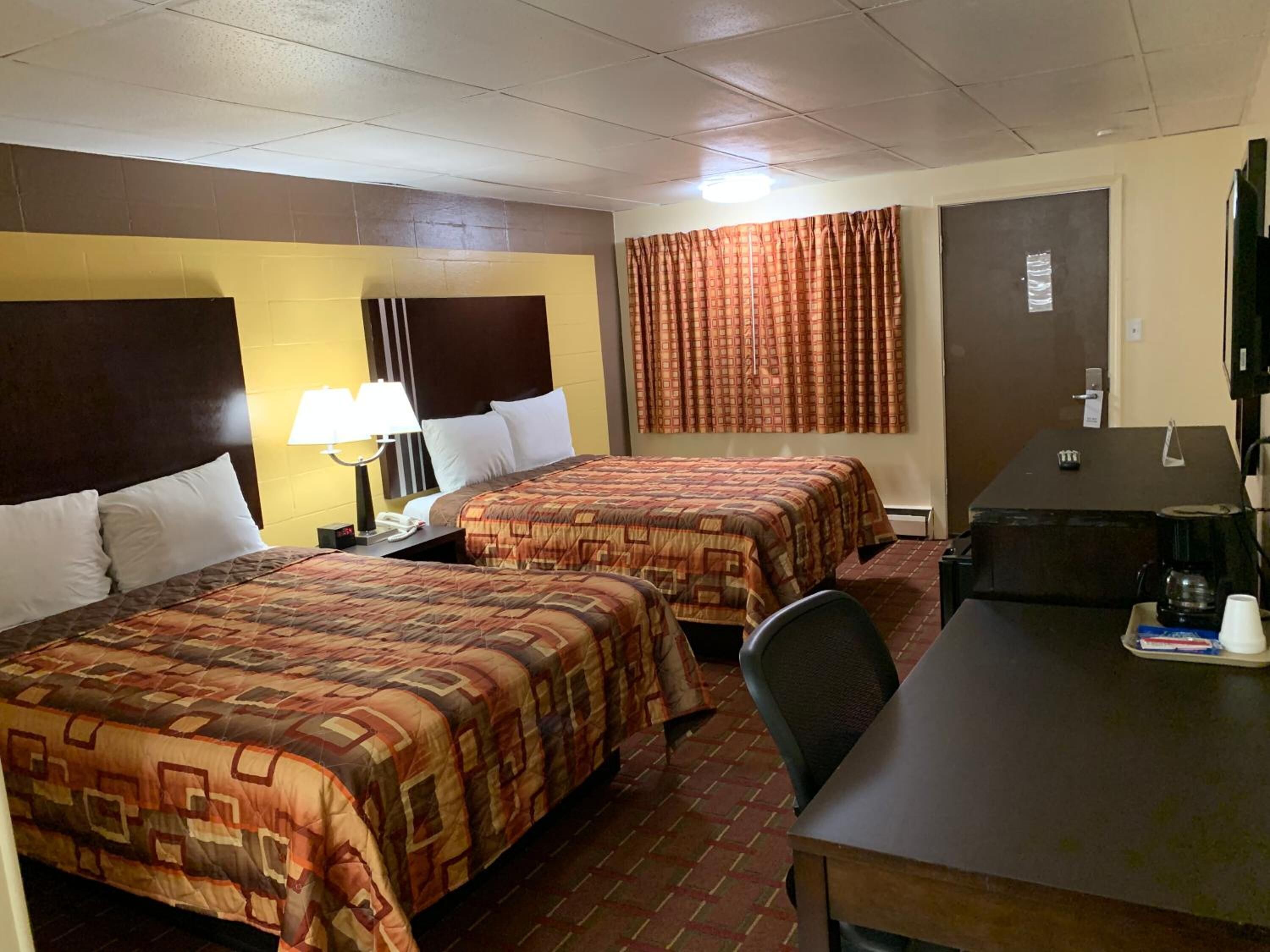 Escritorio, tabla de planchar con plancha y wifi gratis 