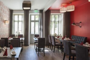 Middag serveres, internasjonale retter