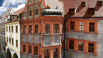 Un edificio histórico con una torre destacada y ventanas arqueadas.