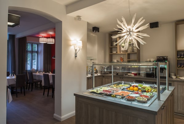 Daily buffet breakfast (EUR 14.00 per person) - Hotel Via Regia - VIAs-Hotels (Görlitz)