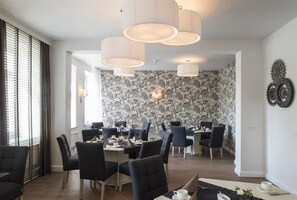 Dinner served, international cuisine - Hotel Via Regia - VIAs-Hotels (Görlitz)