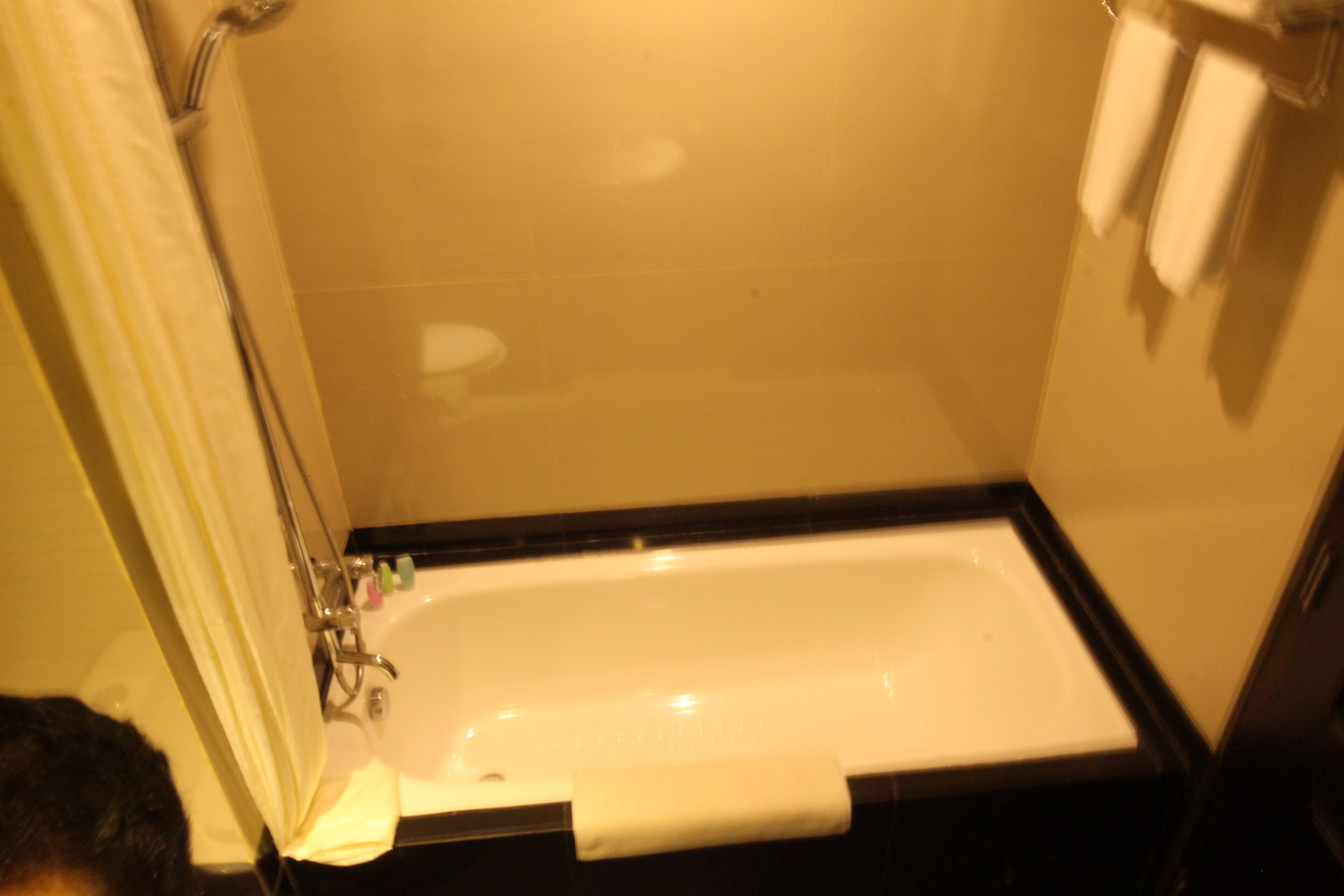 shower, rainfall showerhead, free toiletries, hair dryer