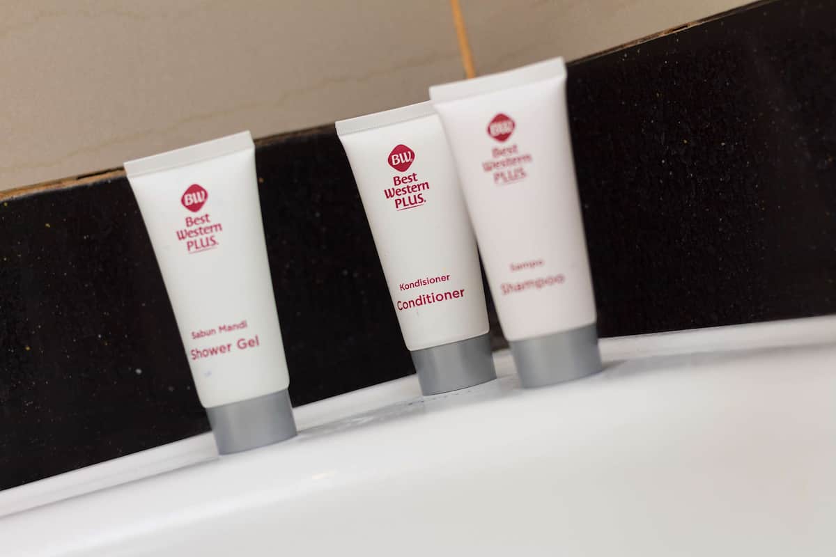 Drei Pflegeprodukte des Best Western PLUS Hotels auf einem Regal.