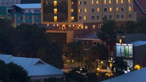 Un hotel de gran altura con múltiples pisos, ventanas amplias y una fachada distintiva.