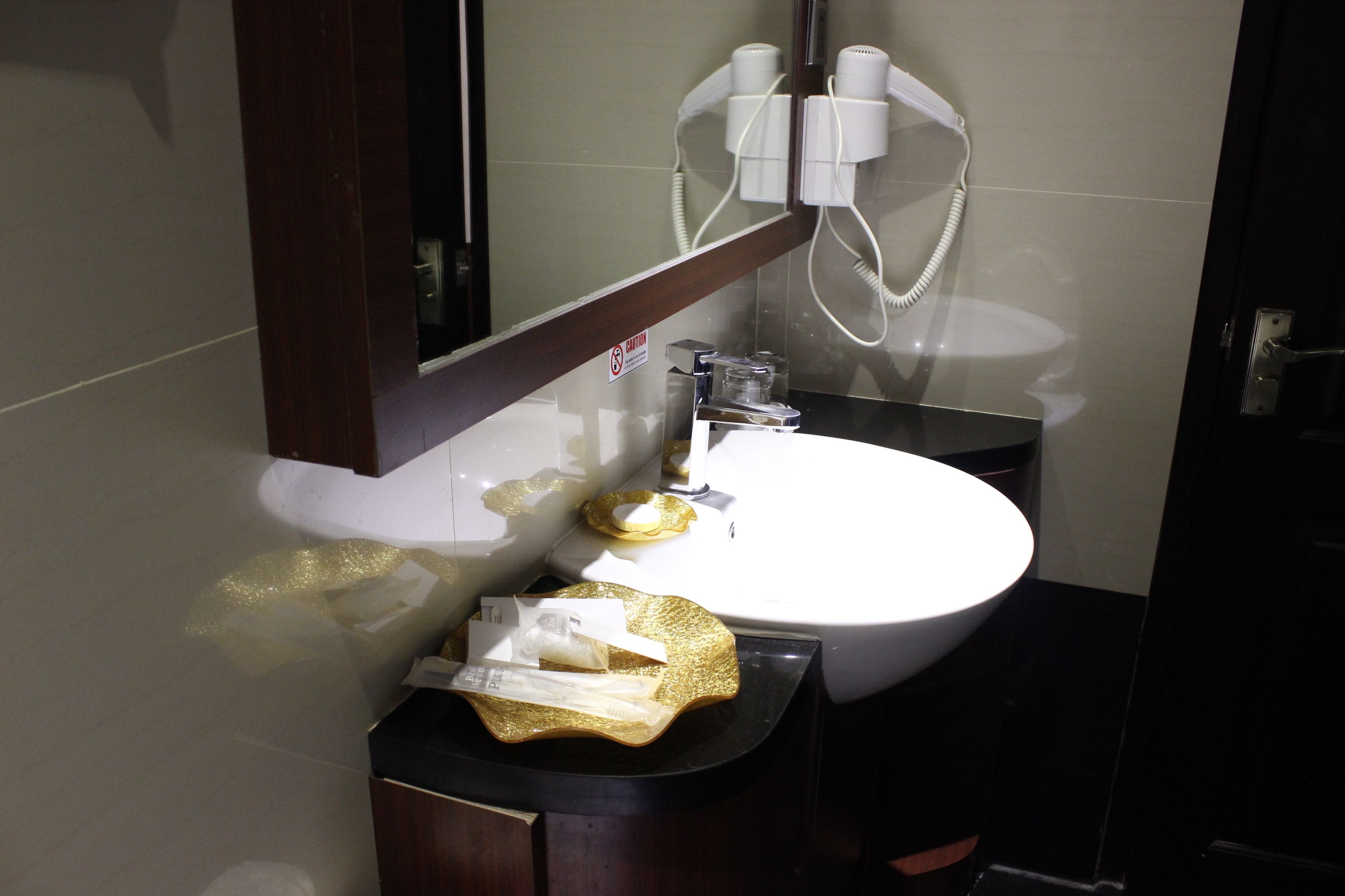 shower, rainfall showerhead, free toiletries, hair dryer