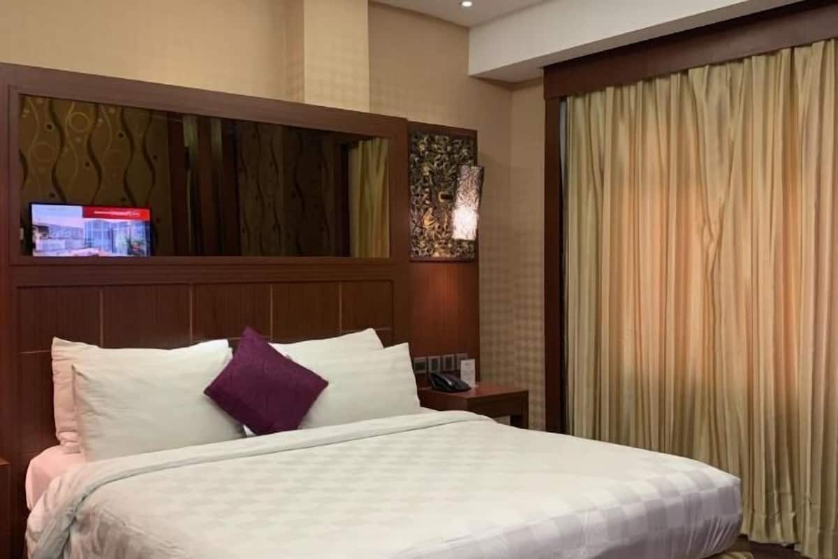 Egyptian cotton sheets, premium bedding, minibar, in-room safe