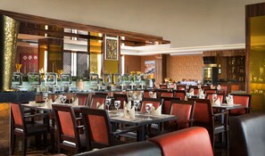 Desayuno buffet todos los días (IDR 75000 por persona)