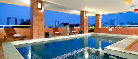 Indoor pool, pool loungers