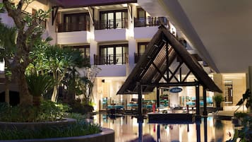 2 bars/lounges, 2 swim-up bars, 2 poolside bars, beach bar