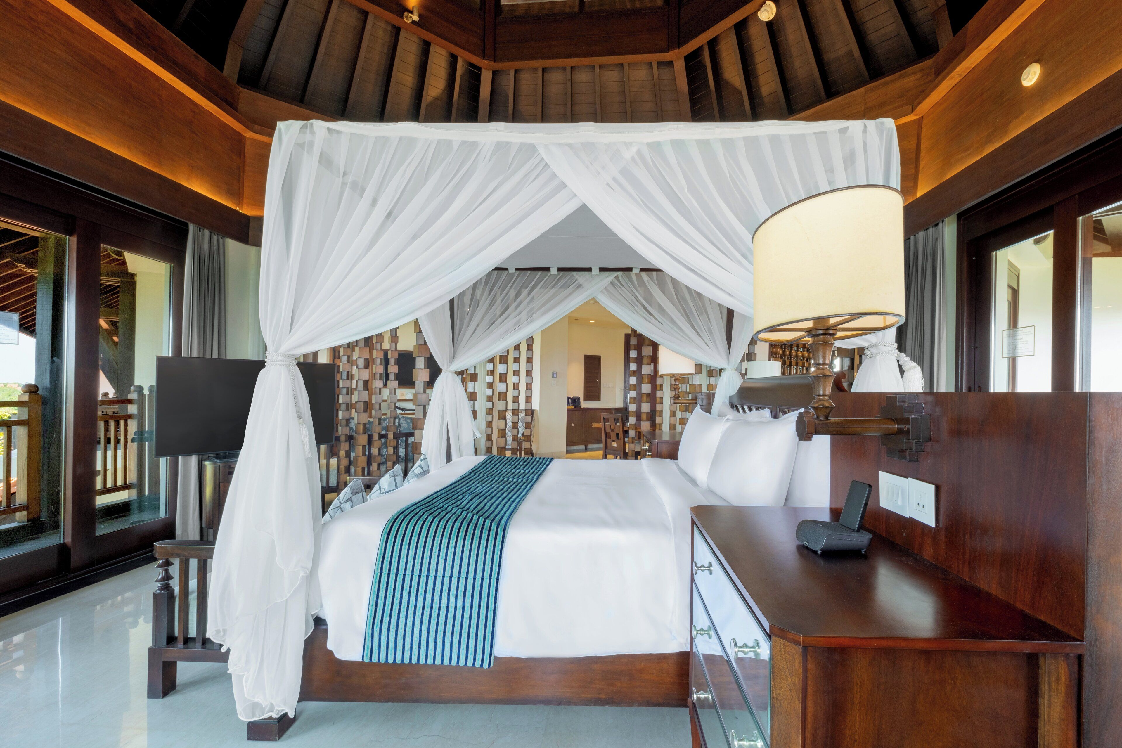 Sviitti, 1 makuuhuone, merinäköala | Minibaari, tallelokero huoneessa, yksilöllisesti sisustettu