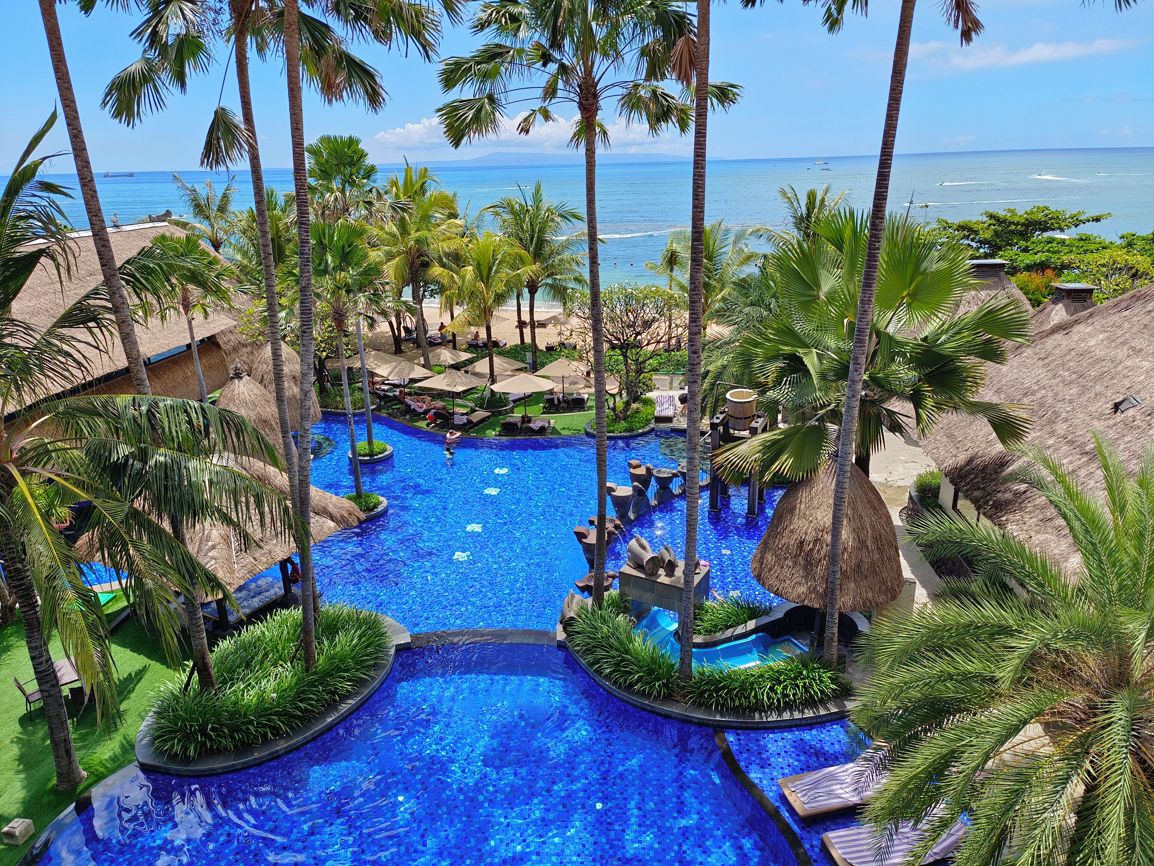 4 piscinas al aire libre (de 08:00 a 20:00), sombrillas, tumbonas