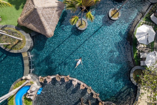 4 outdoor pools, open 8:00 AM to 8:00 PM, pool umbrellas, sun loungers