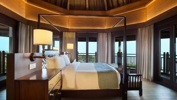 Suite, 1 slaapkamer, uitzicht op zee | Een minibar, een kluis op de kamer, individueel gedecoreerd