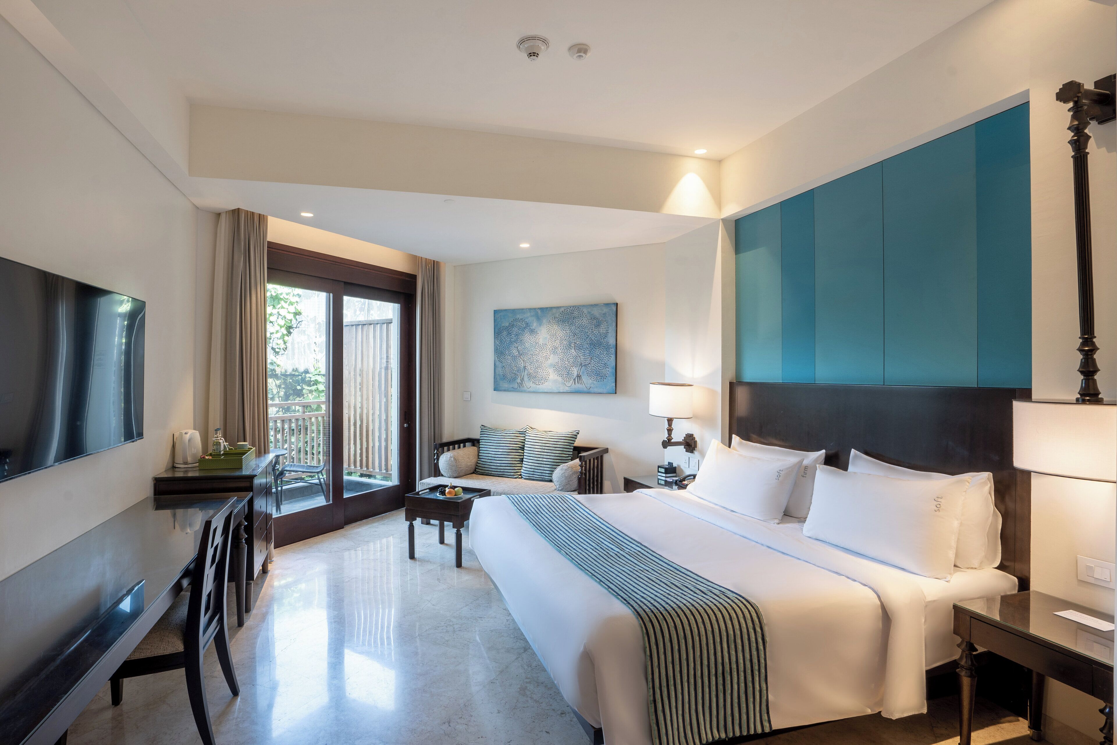 Minibar, brankas, dan didekorasi berbeda-beda