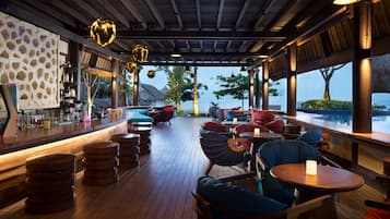 2 Bars/Lounges, 2 Bars im Pool, 2 Poolbars, Strandbar