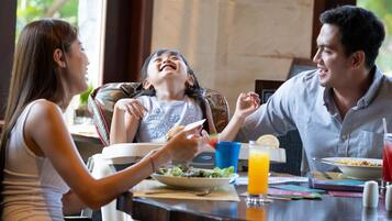 Melayani sarapan dan makan siang dengan pemandangan kolam renang
