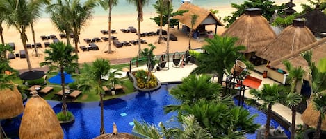 4 piscines extérieures, parasols de plage, chaises longues