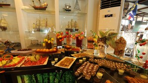A buffet with various food items and decorative elements. - Unluselek Hotel (Anamur)