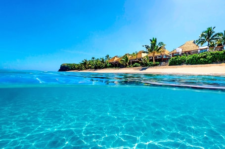 En la playa, playa de arena blanca, camastros y sombrillas . Sheraton Resort & Spa, Tokoriki Island, Fiji