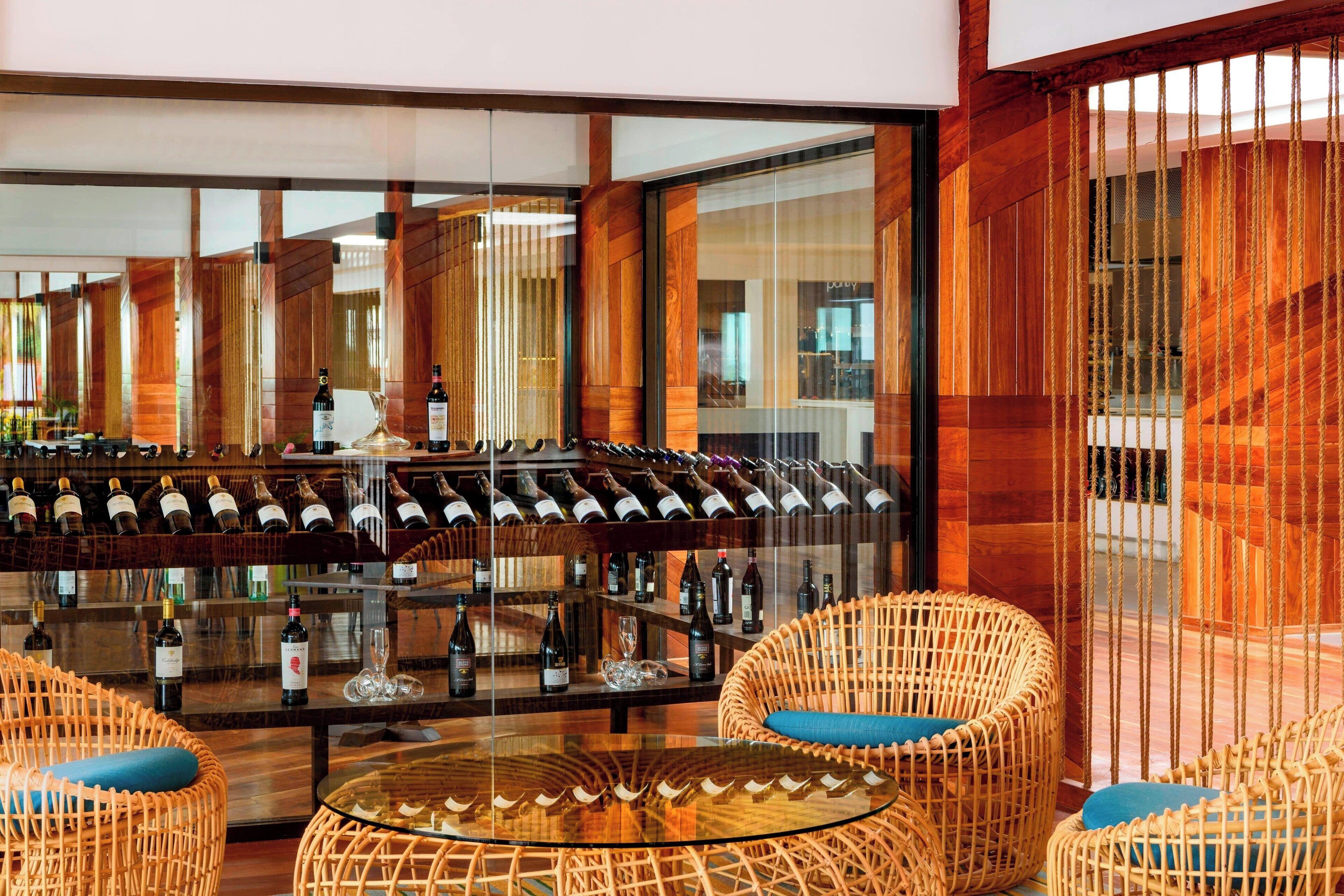 3 restaurants, breakfast, lunch, dinner served; international cuisine