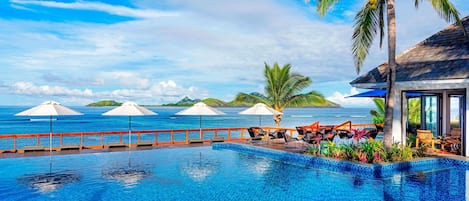 Piscine extérieure, parasols de plage, chaises longues