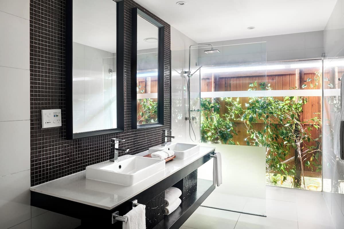 shower, rainfall showerhead, free toiletries, hair dryer