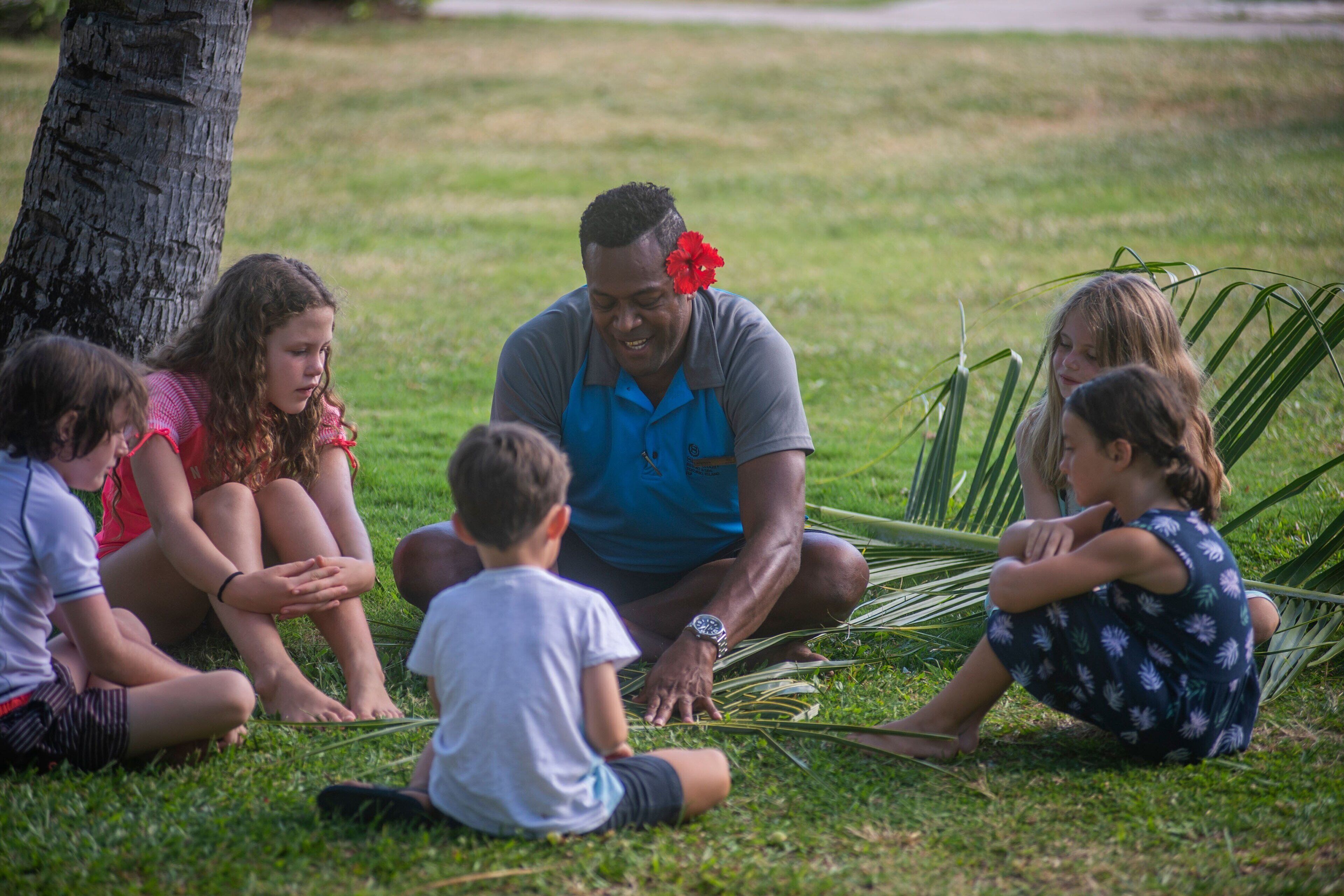 Un groupe de personnes assises sur l’herbe dans un parc.
