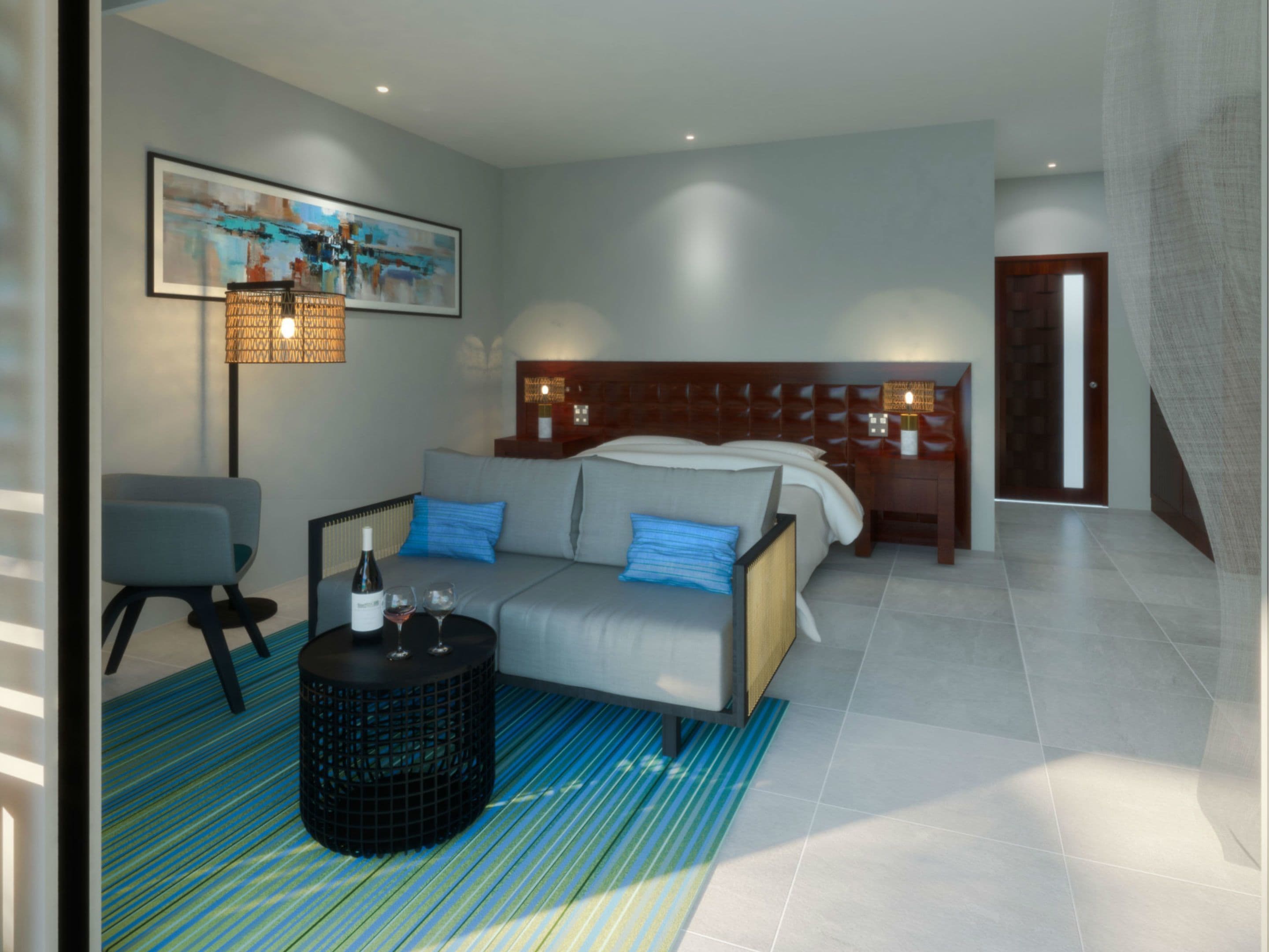 Une chambre d’hôtel moderne avec un lit, un canapé, une petite table avec une bouteille et des verres, une chaise et un tableau au mur.