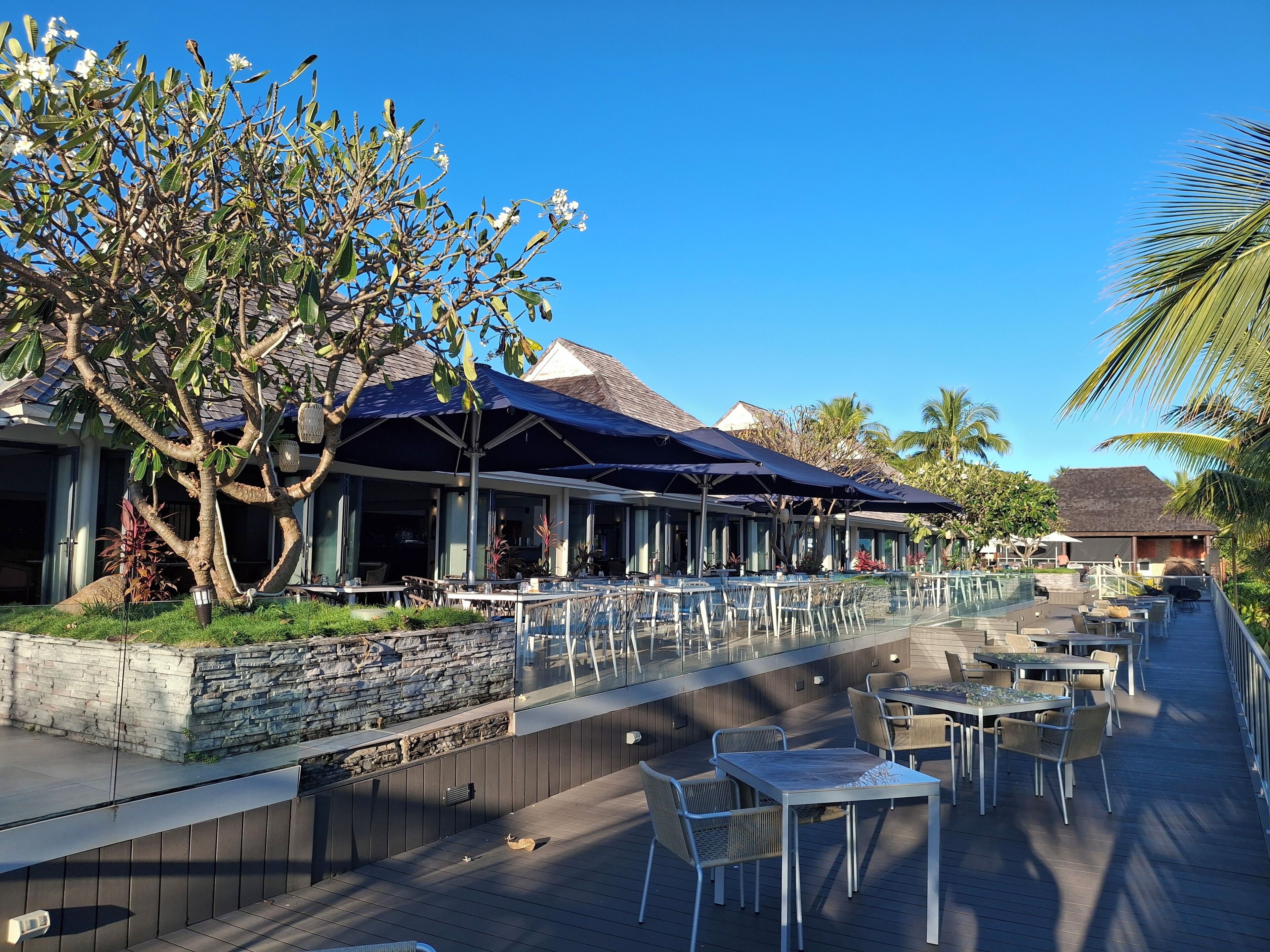 3 restaurants, breakfast, lunch, dinner served; international cuisine