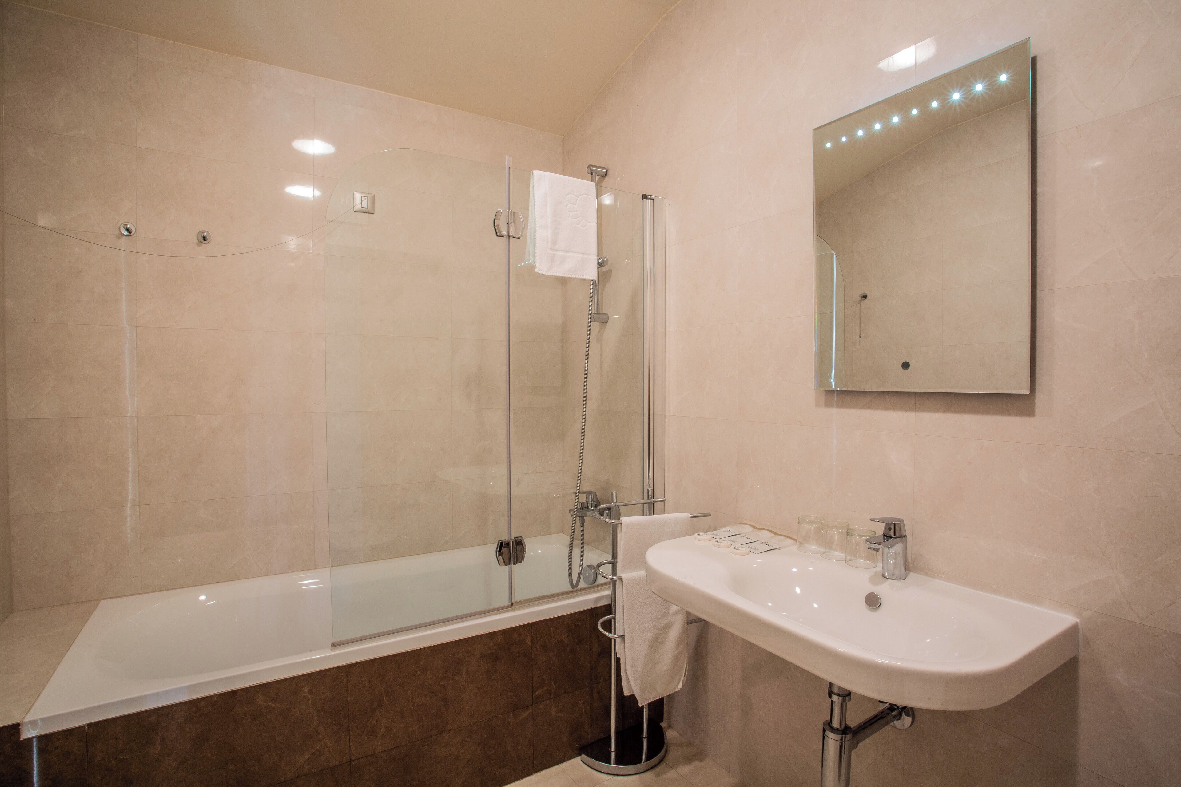 triple room, balcony, sea view | bathroom | combined shower/bathtub, free toiletries, hair dryer, towels