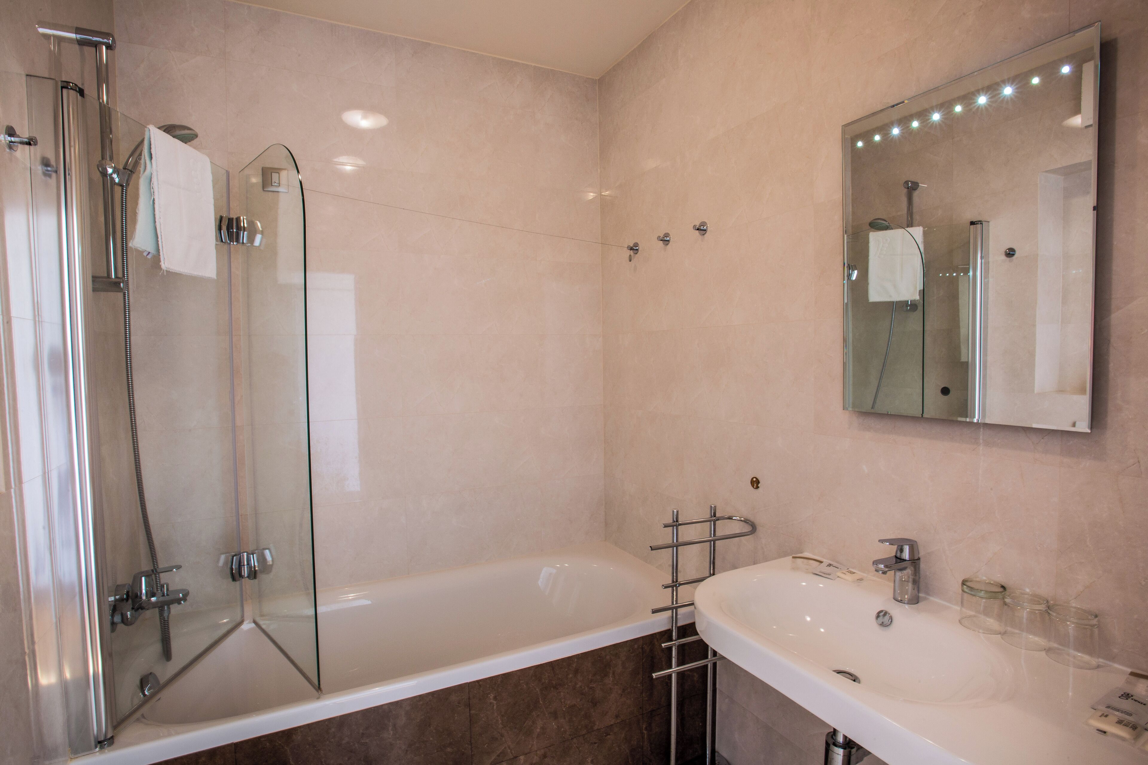 suite, sea view | bathroom | combined shower/bathtub, free toiletries, hair dryer, towels
