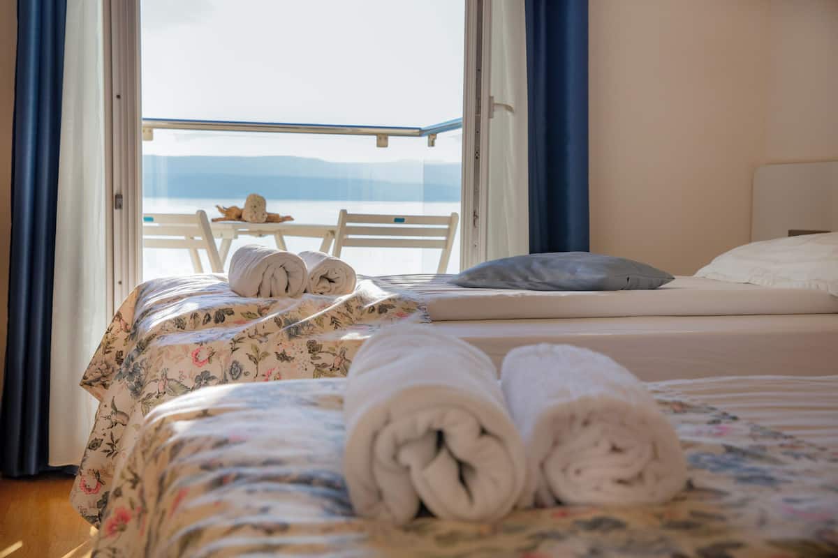 Habitación triple, balcón, vistas al mar | Ropa de cama hipoalergénica, minibar, caja fuerte y escritorio