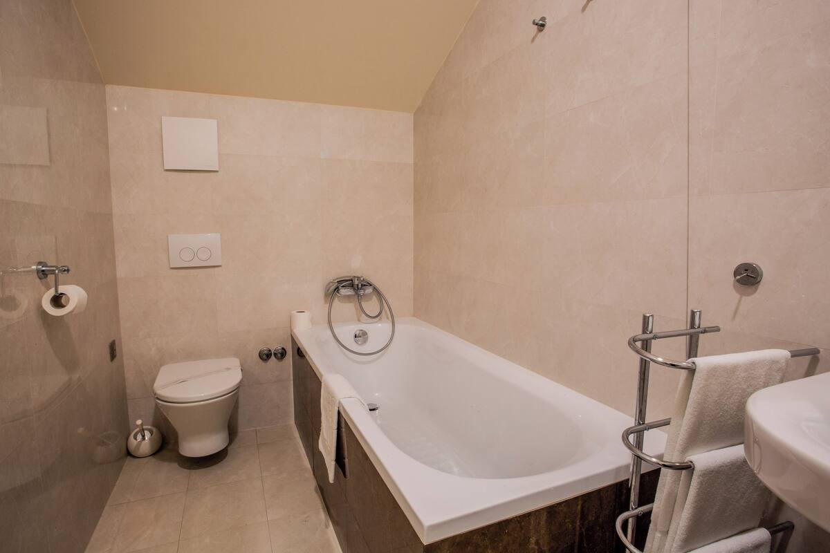 triple room, sea view | bathroom | combined shower/bathtub, free toiletries, hair dryer, towels