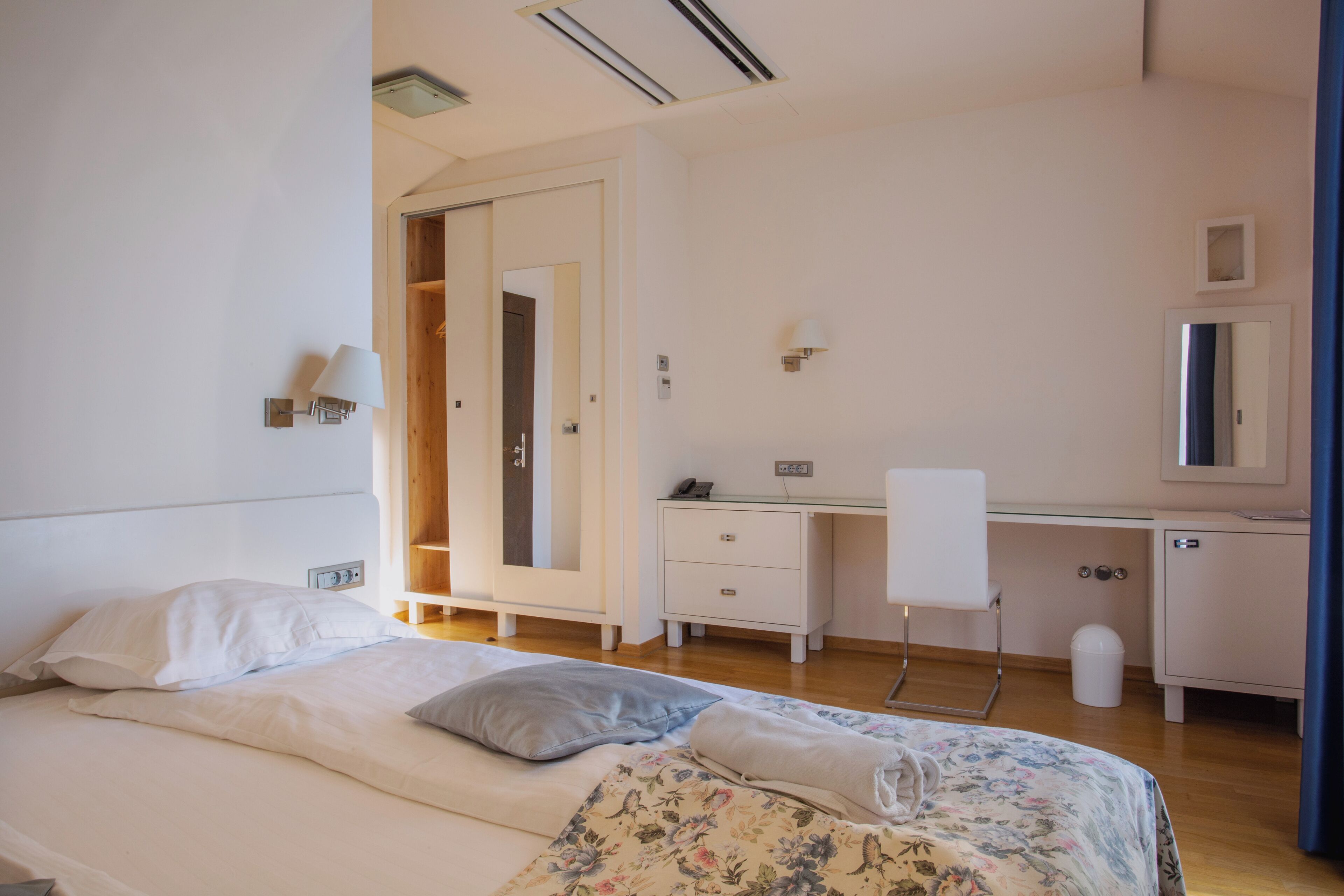 double room, balcony, sea view | hypo-allergenic bedding, minibar, in-room safe, desk