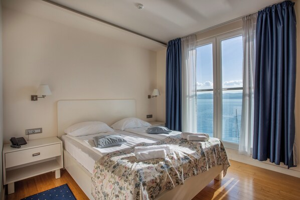 Habitación doble, vista al mar | Ropa de cama hipoalergénica y minibar 