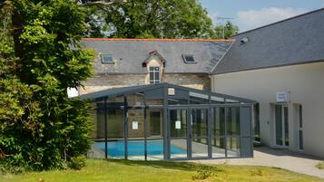 Indoor pool, seasonal outdoor pool, pool loungers