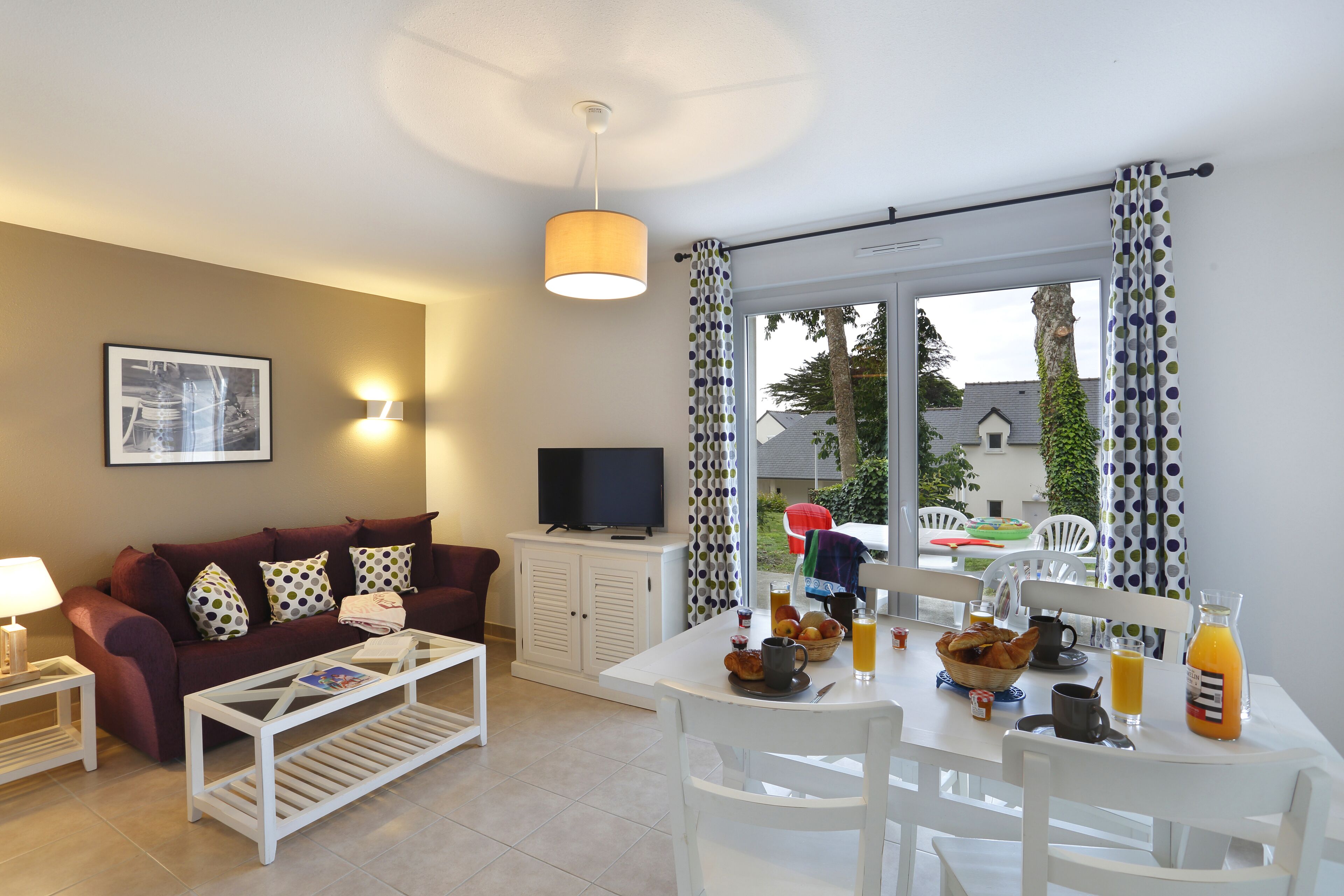 32-Zoll-Fernseher mit Digitalempfang, Tischtennisplatte