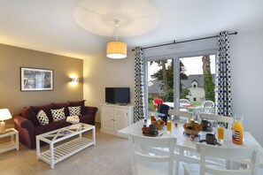 32-Zoll-Fernseher mit Digitalempfang, Tischtennisplatte