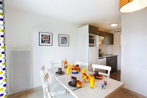Standard-talo, 1 makuuhuone (duplex) | Yksityinen keittonurkkaus | Jääkaappi, mikroaaltouuni, liesi, astianpesukone